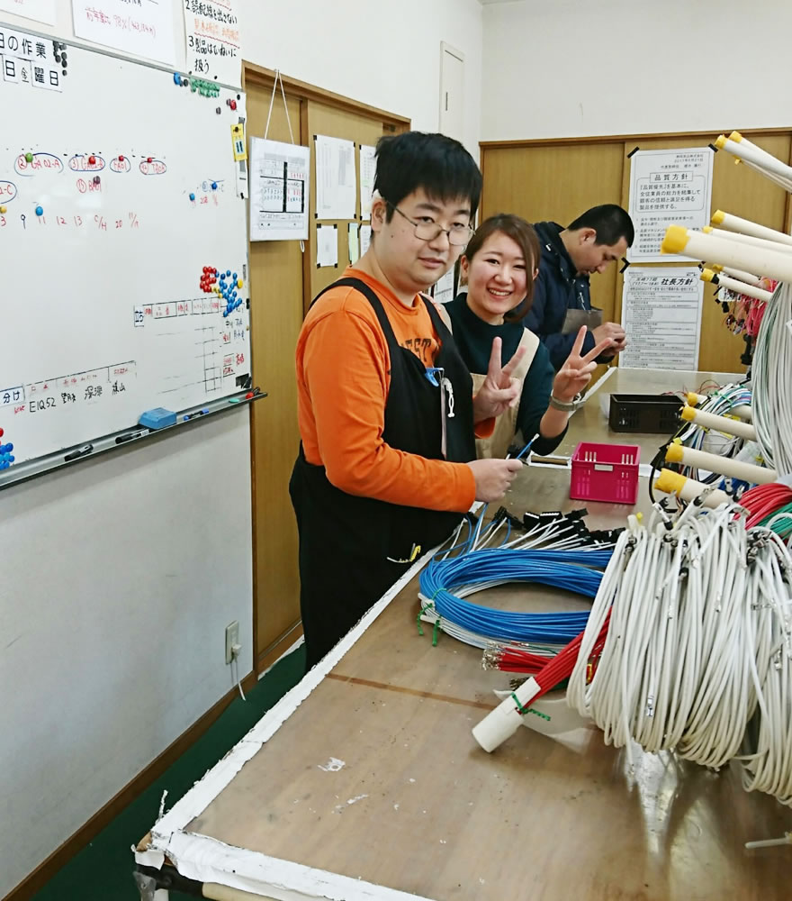 自動車用コネクターと電線の取り付け作業